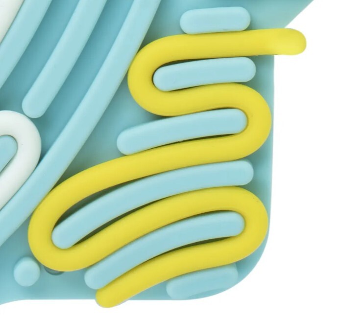 Detail dieťaťa hrajúceho sa s Flexihetti hviezdou